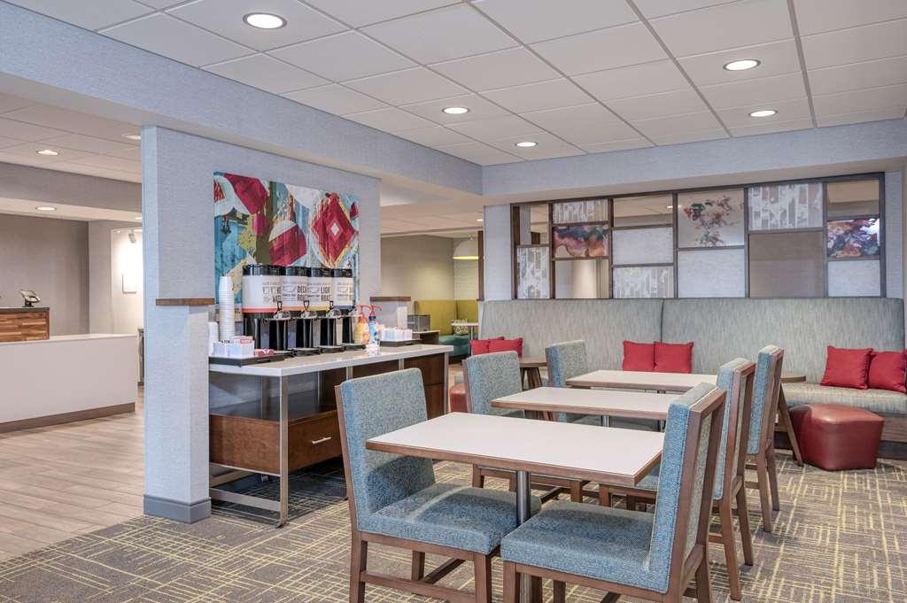 Hampton Inn Cleveland-Airport/Tiedeman Road Brooklyn Restaurant photo